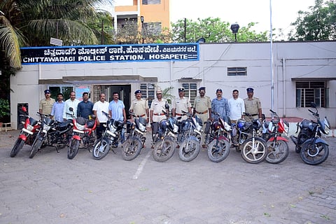 ಹೊಸಪೇಟೆ ಚಿತ್ತವಾಡ್ಗಿ ಪೊಲೀಸರು ಬೈಕ್ ಕಳ್ಳತನ ಮಾಡುತ್ತಿದ್ದ ಮಹಮ್ಮದ್ ಇರ್ಫಾನ್ ನಿಂದ 11 ಬೈಕ್ ವಶ ಪಡೆದರು. ಎಎಸ್ಪಿ ಮಂಜುನಾಥ, ಸಿಪಿಐ ಸೋಮ್ಲಾ ನಾಯ್ಕ, ಪಿಎಸ್ಐ ವಿರೂಪಾಕ್ಷಯ್ಯ, ಎಎಸ್ ಐ ಡಿ.ಶೇಖರ್, ಪೆದೆಗಳಾದ ಪ್ರಕಾಶ, ನಾಗರಾಜ್, ಗೋಣಿ ಬಸವೇಶ್ವರ ಸ್ವಾಮಿ, ಅನಿಲ್, ನವಿನ್ ಕೋಟ್ರೇಶ್, ಬಸವರಾಜ್ ಇತರರಿದ್ದರು.