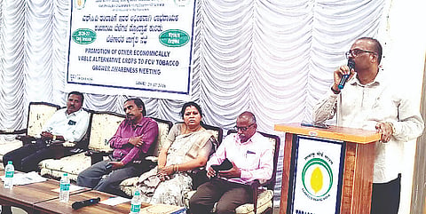 ಕಂಪ್ಲಾಪುರ ಸಮೀಪದ ಚಿಲ್ಕುಂದ ತುಂಬಾಕು ಹರಾಜು ಮಾರುಕಟ್ಟೆಯಲ್ಲಿ ತಂಬಾಕಿಗೆ ಬದಲು ಪರ್ಯಾಯ ಬೆಳೆ ಬೆಳೆಯುವ ಕುರಿತು ಸೋಮವಾರ ಏರ್ಪಡಿಸಿದ್ದ ಕಾರ್ಯಾಗಾರದಲ್ಲಿ ಪ್ರಾದೇಶಿಕ ವ್ಯವಸ್ಥಾಪಕ ಎಚ್.ಕೆ.ಗೋಪಾಲ್ ಮಾತನಾಡಿದರು. ಹರಾಜು ಅಧೀಕ್ಷಕ ಸಿದ್ದರಾಮ್ ಡಾಂಗೆ, ಡಾ.ರಾಮಕೃಷ್ಣ, ಸಹಾಯಕ ಕೃಷಿ ನಿರ್ದೇಶಕಿ ಕುಸುಮಾ, ಮಹೇಶ್, ಚಂದ್ರೇಗೌಡ, ಮಧುಸೂದನ್ ಮತ್ತಿತರರಿದ್ದರು.