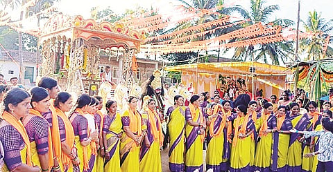ಮರೂರಿನಲ್ಲಿ ಆಯೋಜಿಸಿದ್ದ ಆಂಜನೇಯ ಸ್ವಾಮಿಯ ಮೆರವಣಿಗೆಯಲ್ಲಿ ಭಕ್ತರು ಪಾಲ್ಗೊಂಡಿದ್ದರು.