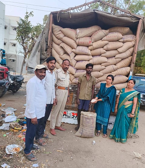 ಕೂಡ್ಲಿಗಿ ತಾಲೂಕಿನ ಕ್ಯಾಸನಕರೆ ಕ್ರಾಸ ಬಳಿ ಅಕ್ರಮವಾಗಿ ಸಾಗಣೆ ಮಾಡುತ್ತಿದ್ದ ಪಡಿತರ ಅಕ್ಕಿಯನ್ನು ಆಹಾರ ಇಲಾಖೆಯ ಅಧಿಕಾರಿಗಳು ಹಾಗೂ ಪೊಲೀಸರು ಮಂಗಳವಾರ ರಾತ್ರಿ ವಶಪಡಿಸಿಕೊಂಡಿರುವುದು.