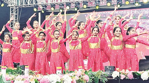 ಭಾರತ ಮಾತಾ ವಿದ್ಯಾಸಂಸ್ಥೆಯಲ್ಲಿ ಆಯೋಜಿಸಿದ್ದ ಸುವರ್ಣ ಮಹೋತ್ಸವ ಕಾರ್ಯಕ್ರಮದಲ್ಲಿ ವಿದ್ಯಾರ್ಥಿಗಳ ಸಾಂಸ್ಕೃತಿಕ ಗಮನ ಸೆಳೆಯಿತು.