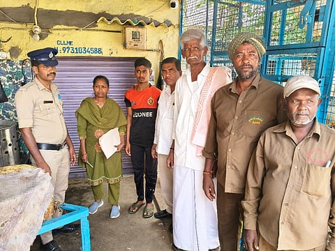 ದೊಡ್ಡಬಳ್ಳಾಪುರ ತಾಲೂಕು ತೂಬಗೆರೆ ಗ್ರಾಪಂ ಅಭಿವೃದ್ಧಿ ಅಧಿಕಾರಿ ವೆಂಕಟೇಶ್​ ಹಾಗೂ ಪೊಲೀಸ್​ ಸಿಬ್ಬಂದಿ ಸಮ್ಮುಖದಲ್ಲಿ ತೂಬಗೆರೆ ಕೋಳಿ ಅಂಗಡಿಗಳಿಗೆ ನೋಟಿಸ್​ ನೀಡಿ ಬೀಗ ಜಡಿದರು. 