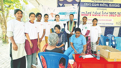 ಬನ್ನಿಕುಪ್ಪೆ ಗ್ರಾಮದ ಸರ್ಕಾರಿ ಹಿರಿಯ ಪ್ರಾಥಮಿಕ ಶಾಲೆ ಆವರಣದಲ್ಲಿ ಆಯೋಜಿಸಿದ್ದ ಆರೋಗ್ಯ ತಪಾಸಣಾ ಶಿಬಿರದಲ್ಲಿ ಸಾರ್ವಜನಿಕ ಆರೋಗ್ಯ ಪರೀಕ್ಷೆ ನಡೆಸಲಾಯಿತು.