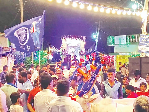 ಮೂಗೂರಿನ ಅಂಬೇಡ್ಕರ್ ಬಡಾವಣೆಯ ನಿವಾಸಿಗಳು ಹಾಗೂ ವಿದ್ಯಾರ್ಥಿ ಸಮೂಹ ಅಂಬೇಡ್ಕರ್ ಅವರ 135ನೇ ಜಯಂತ್ಯುತ್ಸವ ಅಂಗವಾಗಿ ಭಾನುವಾರ ಸಂಜೆ ಅದ್ದೂರಿ ಮೆರವಣಿಗೆ ಆಯೋಜಿಸಲಾಗಿತ್ತು.