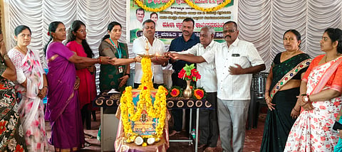 ಕಂಪಲಾಪುರದಲ್ಲಿ ಆಯೋಜಿಸಿದ್ದ ಆರೋಗ್ಯ ಉಚಿತ ತಪಾಸಣಾ ಶಿಬಿರವನ್ನು ಗಣ್ಯರು ಉದ್ಘಾಟಿಸಿದರು. ರವಿ, ಪಿ.ಪಿ.ಲತಾ, ನಾಗಶೆಟ್ಟಿ, ಕೆ.ಎಂ.ಲಕ್ಷ್ಮಣ್, ಕಟ್ಟೆ ಜಯಣ್ಣ ಇತರರು ಇದ್ದರು.