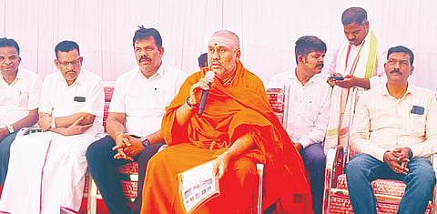 ಶ್ರೀ ಕಾಲಭೈರವೇಶ್ವರ ನೂತನ ದೇವಾಲಯದಲ್ಲಿ ಶ್ರೀ ಶಂಭುನಾಥ ಸ್ವಾಮಿಜಿ ಮಾತನಾಡಿದರು. ರಾಮಚಂದ್ರ, ಪಸನ್ನ, ಪುಟ್ಟಸ್ವಾಮಿ, ಬಾಲು ಹಾಜರಿದ್ದರು.