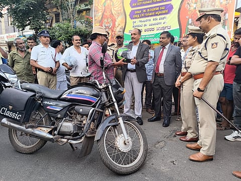 ಹೊಸಪೇಟೆ ಪುನೀತ್ ರಾಜಕುಮಾರ ವೃತ್ತದಲ್ಲಿ ಶುಕ್ರವಾರ ಬೈಕ್‌ ಸವಾರರ ಸುರಕ್ಷತೆಗಾಗಿ ಹೆಲ್ಮೆಟ್‌ ಜಾಗೃತಿ ಜಾಥಾಕ್ಕೆ ವಿಜಯನಗರ ಪ್ರಧಾನ ಮತ್ತು ಜಿಲ್ಲಾ ಸತ್ರ ನ್ಯಾಯಾಧೀಶ ಕೆ‌ಎಂ ರಾಜಶೇಖರ ಚಾಲನೆ ನೀಡಿದರು. ಸಿಜೆಎಂ ಎನ್ ಸುಬ್ರಮಣ್ಯ, ಎಸ್ಪಿ ಎಸ್.ಜಾಹ್ನವಿ, ಎಎಸ್ಪಿ ಮಂಜುನಾಥ, ಡಿವೈಎಸ್ ಪಿ ಡಾ‌.ಪಿ.ಮಂಜುನಾಥ ಇತರರಿದ್ದರು.