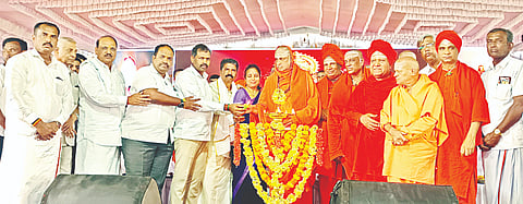 ಮಾಲಿಗೌಡನಹಳ್ಳಿಯಲ್ಲಿ ಆಯೋಜಿಸಿದ್ದ ಕಾರ್ಯಕ್ರಮವನ್ನು ಗಣ್ಯರು ಉದ್ಘಾಟಿಸಿದರು. ಡಿ.ರವಿಶಂಕರ್, ಸುತ್ತೂರು ಶ್ರೀ ದೇಶಿಕೇಂದ್ರ ಸ್ವಾಮೀಜಿ, ಗಣೇಶಪ್ರಸಾದ್, ದೊಡ್ಡಸ್ವಾಮೇಗೌಡ. ಡಿ.ಭಾರತಿ ಸೇರಿದಂತೆ ಇತರರು ಇದ್ದರು.