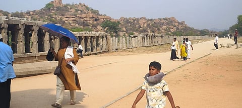 ಹಂಪಿಯಲ್ಲಿ ಕಡಿಮೆ ಸಂಖ್ಯೆಯಲ್ಲಿರುವ ಪ್ರವಾಸಿಗರು.