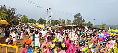 ನಾಗಮಂಗಲ ತಾಲೂಕಿನ ಎಚ್.ಎನ್.ಕಾವಲ್‌ನ ಬೆಟ್ಟದಗುಡಿ ಶ್ರೀ ವೆಂಕಟರಮಣಸ್ವಾಮಿ ದೇವಸ್ಥಾನದ ಆವರಣದಲ್ಲಿ ಶುಕ್ರವಾರ ನಡೆದ ನಾಗನಕೆರೆ ಗಿಡದ ಜಾತ್ರೆಯಲ್ಲಿ ಭಕ್ತರು ಪೂಜೆ ಸಲ್ಲಿಸಿದರು.