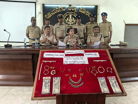 ಹೊಸಪೇಟೆ ಎಸ್ಪಿ ಕಚೇರಿಯಲ್ಲಿ ಕಳ್ಳುವು ಆಗಿದ್ದ ನಗದು ಹಾಗೂ ಚಿನ್ನಾಭರಣ ವಶಕ್ಕೆ ಪಡೆದ ಪೊಲೀಸರು. 