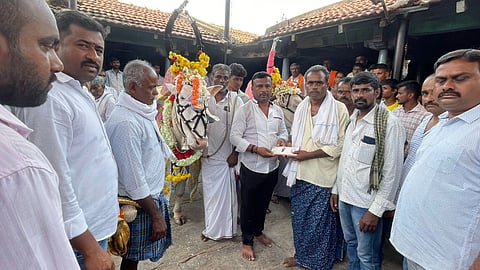 ಕದಲೂರು ಉದಯ್ ಚಾರಿಟಬಲ್ ಟ್ರಸ್ಟ್ ಸದಸ್ಯ ಕೆ.ಎಂ.ರವಿ ಧನ ಸಹಾಯ ನೀಡಿದರು. ಮಹೇಂದ್ರ, ಮುತ್ತುರಾಜು, ಶಿವಣ್ಣ, ಸಂತೋಷ್, ಪುನೀತ್, ವಿಜಯ್, ಮನು, ಯೋಗಾನಂದ, ರಾಮಣ್ಣ, ಉಮೇಶ್ ಇತರರು ಇದ್ದರು.
