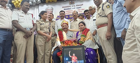 ಹೊಸಪೇಟೆ ಒಳಾಂಗಣ ಕ್ರೀಡಾಂಗಣದಲ್ಲಿ ಶನಿವಾರ ಆಯೋಜಿಸಿದ ವರ್ಗಾವಣೆಗೊಂಡ ಡಿವೈಎಸ್ಪಿ ಡಾ‌.ಟಿ.ಮಂಜುನಾಥ ಹಾಗೂ ಅವರ ಪತ್ನಿ ದಾಕ್ಷಾಯಿಣಿ ಬೀಳ್ಕೊಡುಗೆ ಕಾರ್ಯಕ್ರಮದಲ್ಲಿ‌ ಗೌರವಿಸಲಾಯಿತು. ಎಸ್ಪಿ ಎಸ್.ಜಾಹ್ನವಿ, ಎಎಸ್ಪಿ ಮಂಜುನಾಥ, ವರ್ಗಾವಣೆಗೊಂಡ ಡಿವೈಎಸ್ಪಿ  ಡಾ.ಟಿ.ಮಂಜುನಾಥ, ನೂತನ ಡಿವೈಎಸ್ಪಿ ಪಿ.ಮುರಳಿಧರ್, ಹೂವಿನ ಹಡಗಲಿ ಡಿವೈಎಸ್ಪಿ ಸಂತೋಷ ಚೌಹ್ಹಾಣ್ ಇತರರಿದ್ದರು.