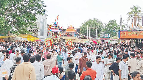 ಅರಸೀಕೆರೆ ಗ್ರಾಮ ದೇವತೆಯರಾದ ಶ್ರೀ ಕರಿಯಮ್ಮ ಮತ್ತು ಶ್ರೀ ಮಲ್ಲಿಗೆಮ್ಮ ದೇವಿಯರ 57ನೇ ವರ್ಷದ ಮಹಾರಥೋತ್ಸವವು ಸಹಸ್ರಾರು ಭಕ್ತರ ಸಮ್ಮುಖದಲ್ಲಿ ವೈಭವವಾಗಿ ಗುರುವಾರ ಜರುಗಿತು.