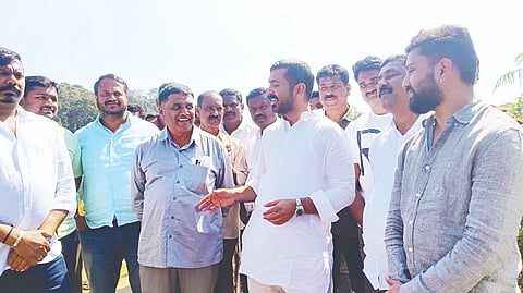 ಸೋಮವಾರಪೇಟೆ ತಾಲೂಕಿನ ಶುಂಠಿ ಗ್ರಾಮದ ಸೇತುವೆ ಕಾಮಗಾರಿಗೆ ಭೂಮಿಪೂಜೆ ನೆರವೇರಿಸಿ, ಇತರ ಅಭಿವೃದ್ಧಿ ಕಾಮಗಾರಿಗಳ ಬಗ್ಗೆ ಗ್ರಾಮಸ್ಥರಿಂದ ಮಾಹಿತಿ ಪಡೆದುಕೊಂಡರು. ಭರತ್, ಸತೀಶ್, ಕಿರಣ್ ಇದ್ದರು.