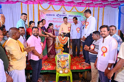 ಕಮಲಾಪುರ ಸರ್ಕಾರಿ ಪ್ರೌಢಾಶಾಲೆಯಲ್ಲಿ 1999-2002ನೇ ಸಾಲಿನ ವಿದ್ಯಾರ್ಥಿಗಳಿಂದ ಗುರುವಂದನಾ ಹಾಗೂ ಸ್ನೇಹ ಸಮ್ಮಿಲನ ಕಾರ್ಯಕ್ರಮ ಉದ್ಘಾಟಿಸಲಾಯಿತು. ನಿವೃತ್ತ ಶಿಕ್ಷಕ ವಿಶ್ವಮೂರ್ತಿ, ಮುಖ್ಯಶಿಕ್ಷಕಿ ಸುರೇಖ, ಶಿಕ್ಷಕರಾದ ಸುಧಾ, ವೀರೇಶ್, ಭಾರತಿ ಇತರರಿದ್ದರು.