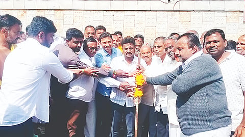  ಹಿರೀಸಾವೆ ಶ್ರೀಕಂಠಯ್ಯ ವೃತ್ತದಲ್ಲಿ 10 ಲಕ್ಷ ರೂ. ವೆಚ್ಚದಲ್ಲಿ ನಿರ್ಮಿಸಲಿರುವ ಬಸ್ ತಂಗುದಾಣ ಕಾಮಗಾರಿಗೆ ಸಂಸದ ಶ್ರೇಯಸ್ ಪಟೇಲ್ ಬುಧವಾರ ಭೂಮಿಪೂಜೆ ನೆರವೇರಿಸಿದರು. ಮಾರುತಿ ಮಂಜುನಾತ್, ಶಂಕರ್, ಚೇತನ್, ಬಿ.ಆರ್.ಪ್ರಕಾಶ್, ಪುನೀತ್ ಇತರರಿದ್ದರು.