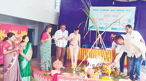  ಪಟ್ಟಣದ ಶಾರದ ಅನಿಕೇತನ ಆಂಗ್ಲ ಮಾಧ್ಯಮ ಶಾಲೆಯಲ್ಲಿ ಆಯೋಜಿಸಿದ್ದ ಶಾರದಾ ಸುಗ್ಗಿ ಸಂತೆ ಕಾರ್ಯಕ್ರಮಕ್ಕೆ ಹಿರೀಸಾವೆ ಪೊಲೀಸ್ ಠಾಣೆಯ ಆರಕ್ಷಕ ನಿರೀಕ್ಷಕಿ ರೂಪಾ ಬಿರದಾರ್ ಚಾಲನೆ ನೀಡಿದರು. ಪರಮೇಶ್, ಪ್ರಮೋದ್, ಮಂಜುನಾಥ್ ಮೌರ್ಯ ಉದಯ್ ಕುಮಾರ್, ಇತರರು ಇದ್ದರು.