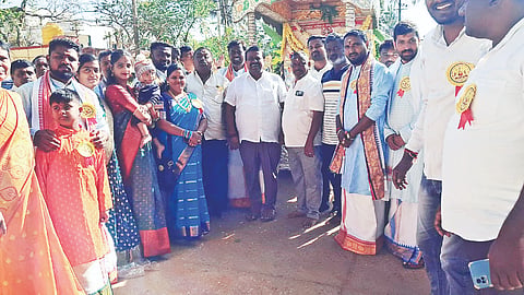 ಹಿರಿಸಾವೆ ಪಟ್ಟಣದ ಸವಿತ ಮಂಗಳವಾದ್ಯ ಕಲಾಸಂಘ ಮತ್ತು ನ್ಯೂ ಸವಿತಾ ಸಮಾಜ ಸಂಘ ಸಹಯೋಗದಲ್ಲಿ ಹಮ್ಮಿಕೊಂಡಿದ್ದ ತ್ಯಾಗರಾಜರು, ಪುರಂದರದಾಸರು, ಕನಕದಾಸರ ಮಹೋತ್ಸವದ ಮೆರವಣಿಗೆಗೆ ಶಾಸಕ ಸಿ.ಎನ್. ಬಾಲಕೃಷ್ಣ ಚಾಲನೆ ನೀಡಿದರು.  ವಿರಾಜ್, ಎಚ್.ಕೆ. ಮಂಜುನಾಥ್, ವೆಂಕಟೇಶ್, ಮಂಜು, ರವಿಕುಮಾರ್ ಇತರರು ಇದ್ದರು.