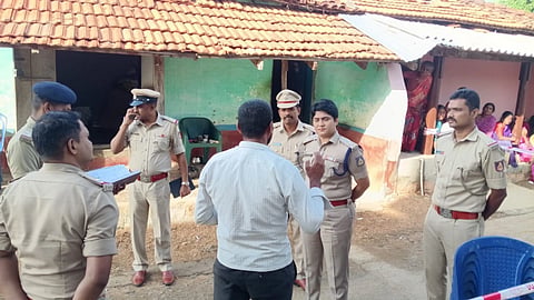  ಮದ್ದೂರು ತಾಲೂಕಿನ ಕೆ.ಶೆಟ್ಟಹಳ್ಳಿಯಲ್ಲಿ ಇಬ್ಬರ ನಡುವಿನ ಜಗಳದಲ್ಲಿ ಒಬ್ಬ ಮೃತಪಟ್ಟಿದ್ದಾನೆ.