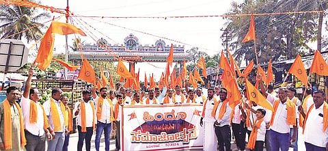 ಹಿರೀಸಾವೆಯ ಪ್ರಮುಖ ರಸ್ತೆಗಳಲ್ಲಿ ಶೋಭಾಯಾತ್ರೆ ಸಾಗಿತು. ಎಚ್.ಈ.ಬೋರಣ್ಣ, ವೆಂಕಟೇಶ್, ಮಂಜು, ಸಿದ್ದಲಿಂಗ ಸ್ವಾಮಿ, ಸಿದ್ದಲಿಂಗಪ್ಪ, ದಿವ್ಯಾರಾಣಿ ಇತರರು ಇದ್ದರು.