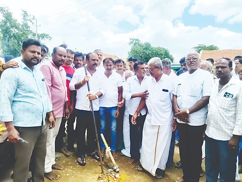 ಬಿದರಹೊಸಹಳ್ಳಿಯಲ್ಲಿ 3ಕೋಟಿ ವೆಚ್ಚದ ವಿವಿಧ ಕಾಮಗಾರಿಗಳಿಗೆ  ಶಾಸಕ ಕೆ. ಎಂ. ಉದಯ್ ಭೂಮಿ ಪೂಜೆ  ನೆರವೇರಿಸಿದರು.  ಎ.ಎಸ್.ರಾಜೀವ್, ಸಂದೇಶ್, ಬಿ.ಎಸ್ ಬೋರೇಗೌಡ ಇತರರಿದ್ದರು. 