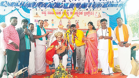 ಹೊನ್ನಾಯಕನಹಳ್ಳಿ ಮಠದ ಸಮೀಪದಲ್ಲಿ ಶ್ರೀ ಗುರು ಸಿದ್ದಪ್ಪಾಜಿ ಜಾತ್ರೆ ಹಾಗೂ ಸೇವಾ ಮಹೋತ್ಸವದ ಅಂಗವಾಗಿ ಆಯೋಜಿಸಿದ್ದ ಜಾನಪದ ಕಾರ್ಯಕ್ರಮಕ್ಕೆ ಎಂ.ಎಲ್.ವರ್ಚಸ್ವಿ ಶ್ರೀಕಂಠ ಸಿದ್ಧಲಿಂಗರಾಜೇ ಅರಸು ಚಾಲನೆ ನೀಡಿದರು. ಡಾ.ಮಳವಳ್ಳಿ ಮಹದೇವಸ್ವಾಮಿ, ಸಿದ್ದೇಗೌಡ, ಪ್ರಕಾಶ್, ಕುಳ್ಳಪ್ಪ, ಸ್ವಾಮಿ, ಶ್ರೀನಿವಾಸ್, ರಾಜಣ್ಣ, ವಿಷಕಂಠ, ಯೋಗಾನಂದ, ವೆಂಕಟಪ್ಪ, ನಂಜುಂಡಪ್ಪ, ಸೋಮಜಮ್ಮ ಇದ್ದರು.