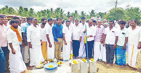  ಕೆ.ಎಂ.ದೊಡ್ಡಿ ಸಮೀಪದ ಕೂಳಗೆರೆಯಲ್ಲಿ 16 ಕೋಟಿ ರೂ. ವೆಚ್ಚದ ವಿದ್ಯುತ್ ಉಪಕೇಂದ್ರ ನಿರ್ಮಾಣ ಕಾಮಗಾರಿಗೆ ಶಾಸಕ ಕದಲೂರು ಉದಯ್ ಚಾಲನೆ ನೀಡಿದರು.