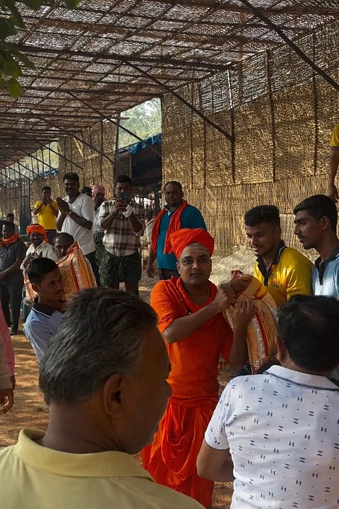 ಅಕ್ಕೀಚಿಲ ಹೊತ್ತು ಸೇವೆಗೈದ ಗವಿಶ್ರೀ.