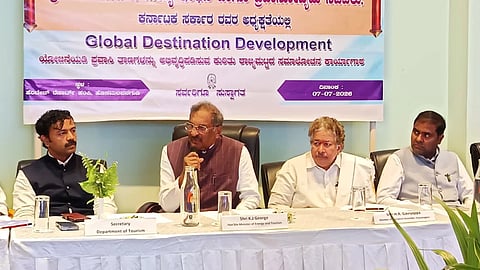 ಹೊಸಪೇಟೆ ತಾಲೂಕಿನ ಹೊಸ ಮಲಪನಗುಡಿ ಬಳಿ ಮಂಗಳವಾರ ಸಮಾಲೋಚನಾ ಕಾರ್ಯಾಗಾರದಲ್ಲಿ ಸಚಿವ ಕೆ.ಜೆ. ಜಾರ್ಜ್ ಮಾತನಾಡಿದರು. ಶಾಸಕರಾದ ಎಚ್.ಆರ್. ಗವಿಯಪ್ಪ, ಡಾ.ಎನ್.ಟಿ. ಶ್ರೀನಿವಾಸ, ಪ್ರವಾಸೋದ್ಯಮ ಇಲಾಖೆಯ ಸರ್ಕಾರದ ಕಾರ್ಯದರ್ಶಿ ಡಾ.ಕೆ.ವಿ. ತ್ರಿಲೋಕ್ ಚಂದ್ರ ಇದ್ದರು.