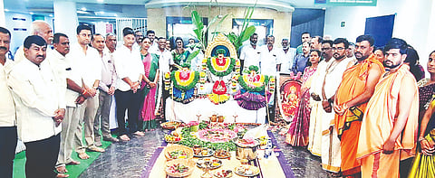 ಕೆ.ಎಂ.ದೊಡ್ಡಿಯ ಜಿ.ಮಾದೇಗೌಡ ಸೂಪರ್ ಸ್ಪೆಷಾಲಿಟಿ ಆಸ್ಪತ್ರೆ (ವೃತಿಕಾ ಹಾಸ್ಪಿಟಲ್ಸ್ ಪ್ರೈವೇಟ್ ಲಿಮಿಟೆಡ್‌ನ ಘಟಕ)ಯ ಪುನಾರಂಭದ ಅಂಗವಾಗಿ ಸೋಮವಾರ ಏರ್ಪಡಿಸಿದ್ದ ಧಾರ್ಮಿಕ ವಿಧಿವಿಧಾನಗಳನ್ನು  ಆಸ್ಪತ್ರೆ ಚೇರ್ಮನ್, ಎಂಎಲ್‌ಸಿ ಮಧು ಜಿ.ಮಾದೇಗೌಡ ನೆರವೇರಿಸಿದರು. 