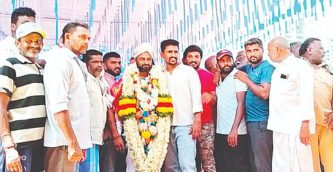 ದಿಡಗ ಗ್ರಾಮದ ಪ್ರಾಥಮಿಕ ಕೃಷಿ ಪತ್ತಿನ ಸಹಕಾರ ಸಂಘದ ಅಧ್ಯಕ್ಷ ಸ್ಥಾನಕ್ಕೆ ಉಳ್ಳಾವಳ್ಳಿ ಗ್ರಾಮದ ಎಚ್.ಕೆ.ಯೋಗೇಶ್ ಮೂರನೇ ಬಾರಿಗೆ ಅವಿರೋಧವಾಗಿ ಆಯ್ಕೆಯಾದರು. ಪುಟ್ಟರಾಜು, ಎಂ.ಆರ್.ವಾಸು, ಉಗೇನಹಳ್ಳಿ ರಘುರಾಂ, ತಾತೇಗೌಡ, ಕುಮಾರ್ ಇದ್ದರು.