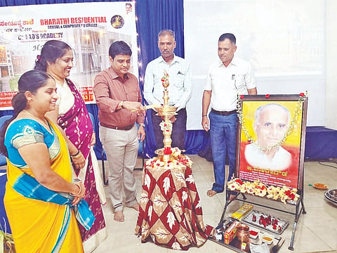 ಹನುಮಂತನಗರದ ಭಾರತೀ ವಸತಿ ಸಂಯುಕ್ತ ಶಾಲೆ ಮತ್ತು ಪದವಿ ಪೂರ್ವ ಕಾಲೇಜು ಹಾಗೂ ಡಾ.ರಾವ್ಸ್ ಅಕಾಡೆಮಿಯ ಸಂಯುಕ್ತ ಆಶ್ರಯದಲ್ಲಿ ಪಾಲಕರ ದಿನಾಚರಣೆ ನಡೆಯಿತು. 