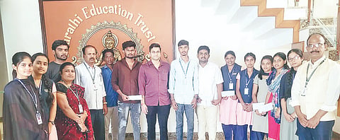 ಕೆ.ಎಂ.ದೊಡ್ಡಿಯ ಭಾರತೀ ಎಜುಕೇಷನ್ ಟ್ರಸ್ಟ್‌ನ ಮುಖ್ಯ ಕಾರ್ಯನಿರ್ವಹಣಾಧಿಕಾರಿ ಆಶಯ್ ಮಧು ಅವರು ಬಡ ವಿದ್ಯಾರ್ಥಿಗಳಿಗೆ ನೆರವಿನ ಚೆಕ್‌ಗಳನ್ನು ವಿತರಿಸಿದರು.