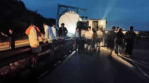 ಹೊಸಪೇಟೆ ಭಾನುವಾರ ರಾತ್ರಿ ಬಳಿ ಪಲ್ಟಿಯಾಗಿರುವ ವಿಂಡ್ ಫ್ಯಾನ್ ಹೊತ್ತ ಸಾಗಿದ ಲಾರಿ