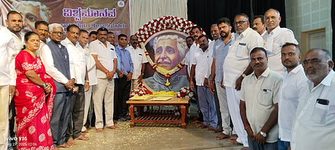 ಎಚ್.ಡಿ.ಕೋಟೆ ಪಟ್ಟಣದ ಡಾ.ಬಿ.ಆರ್.ಅಂಬೇಡ್ಕರ್ ಸಮುದಾಯ ಭವನದಲ್ಲಿ ತಾಲೂಕು ಆಡಳಿತದ ವತಿಯಿಂದ ಸೋಮವಾರ ಹಮ್ಮಿಕೊಂಡಿದ್ದ ವಿಶ್ವಮಾನವ ದಿನಾಚರಣೆ ಕಾರ್ಯಕ್ರಮವನ್ನು ಗಣ್ಯರು ಉದ್ಘಾಟಿಸಿದರು. ಶ್ರೀನಿವಾಸ್, ರಂಗನಾಥ್, ಡಾ.ರವಿಕುಮಾರ್, ಕೃಷ್ಣಯ್ಯ, ಮಹೇಶ್, ನಾಗೇಂದ್ರಯ್ಯ, ಹರೀಶ್‌ಗೌಡ, ಕೃಷ್ಣೇಗೌಡ, ಪುಟ್ಟೇಗೌಡ ಇತರರಿದ್ದರು.