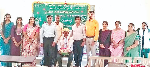 ಹಿರಿಸಾವೆಯ ಎಸ್‌ಎನ್‌ಎಚ್‌ಸಿಎಸ್ ಬಾಲಿಕಾ ಸರ್ಕಾರಿ ಪದವಿ ಪೂರ್ವ ಕಾಲೇಜಿನ ಸಭಾಂಗಣದಲ್ಲಿ ಉಪನ್ಯಾಸಕ ಸಿ.ಬಿ. ರಾಮಕೃಷ್ಣ ಅವರನ್ನು ಸನ್ಮಾನಿಸಲಾಯಿತು. ಮಂಜೇಗೌಡ, ಮರುಳಾರಾಧ್ಯ, ಅಶೋಕ್ ಇತರರು ಇದ್ದರು.
