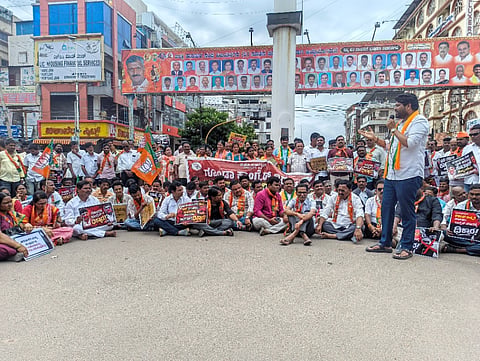 ಹೊಸಪೇಟೆ ಪುನೀತ್ ರಾಜಕುಮಾರ ವೃತ್ತದಲ್ಲಿ ಬಿಜೆಪಿ ಕಾರ್ಯಕರ್ತರು ಪ್ರತಿಭಟನೆ ನಡೆಸಿದರು. ನಗರಸಭೆ ಅಧ್ಯಕ್ಷ ರೂಪೇಶ್ ಕುಮಾರ್, ಯುವ ಮೋರ್ಚಾ ಜಿಲ್ಲಾಧ್ಯಕ್ಷ ಕಿಚಿಡಿ ಕೊಟ್ರೇಶ್, ಜಿಲ್ಲಾ ಉಪಾಧ್ಯಕ್ಷ ಸಂದೀಪ್ ಸಿಂಗ್ ಹಾಗೂ ಮುಖಂಡರಾದ ಅಶೋಕ ಜೀರೆ ಇತರರಿದ್ದರು.