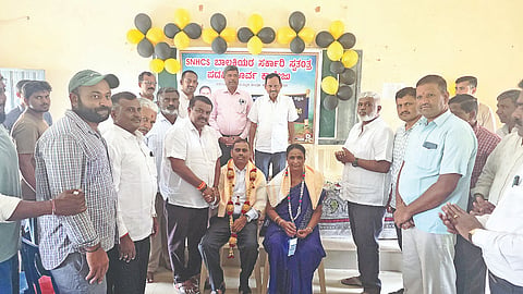 ಪಟ್ಟಣದ ಶ್ರವಣಬೆಳಗೊಳ ರಸ್ತೆಯ ಎಸ್‌ಎನ್‌ಎಚ್‌ಸಿಎಸ್ ಬಾಲಕಿಯರ ಸರ್ಕಾರಿ ಸ್ವತಂತ್ರ ಪದವಿ ಪೂರ್ವ ಕಾಲೇಜಿನ ಸಭಾಂಗಣದಲ್ಲಿ ಆಯೋಜಿಸಲಾಗಿದ್ದ ಬೀಳ್ಕೊಡುಗೆ ಸಮಾರಂಭದಲ್ಲಿ ರಾಜ್ಯಶಾಸ ಉಪನ್ಯಾಸಕ ಸಿ.ಬಿ.ರಾಮಕೃಷ್ಣ ದಂಪತಿಯನ್ನು ಅಭಿನಂದಿಸಲಾಯಿತು. ಎಸ್.ಜಿ. ರಾಮಕೃಷ್ಣ,  ಎಚ್.ಜೆ.ಮಹೇಶ್ ಬೋರೇಗೌಡ, ಪ್ರಮೋದ್ ಇತರರು ಇದ್ದರು. 