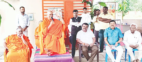 ಹೋಬಳಿಯ ಪುರಾಣಪ್ರಸಿದ್ಧ ಶ್ರೀ ಕ್ಷೇತ್ರ ಕಬ್ಬಳಿ ಬಸವೇಶ್ವರ ಸ್ವಾಮಿ ದೇವಸ್ಥಾನದ ಆವರಣದಲ್ಲಿ ಆಯೋಜಿಸಿದ್ದ ಗುರುದರ್ಶನ ಕಾರ್ಯಕ್ರಮದಲ್ಲಿ ಶ್ರೀ ನಿರ್ಮಲಾನಂದನಾಥ ಸ್ವಾಮೀಜಿ ಮಾತನಾಡಿದರು. ಶ್ರೀ ಶಂಬುನಾಥ ಸ್ವಾಮೀಜಿ, ಶ್ರೀ ಶಿವಪುತ್ರ ಸ್ವಾಮೀಜಿ, ಸಿ.ಎನ್. ಬಾಲಕೃಷ್ಣ, ಎಂ.ಎ. ಗೋಪಾಲಸ್ವಾಮಿ ಇತರರಿದ್ದರು.