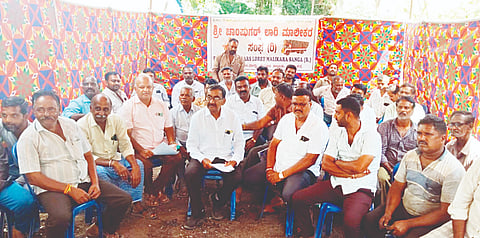 ಕಬ್ಬು ಸಾಗಣೆ ದರ ಹೆಚ್ಚಳ ಮಾಡುವಂತೆ ಒತ್ತಾಯಿಸಿ ಚಾಂಶುಗರ್ ಕಾರ್ಖಾನೆ ವ್ಯಾಪ್ತಿಯ ಲಾರಿ ಮತ್ತು ಟ್ರ್ಯಾಕ್ಟರ್ ಮಾಲೀಕರು ಮಂಗಳವಾರ ಪ್ರತಿಭಟನೆ ನಡೆಸಿದರು.