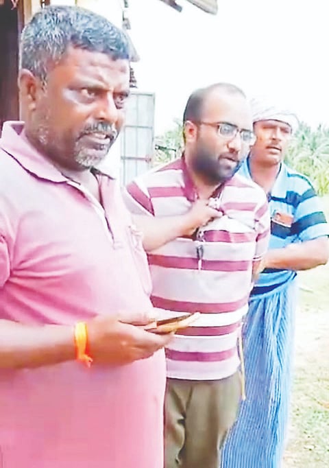 ಕಳವಿಗೆ ಯತ್ನಿಸಿ ಸಿಕ್ಕಿಬಿದ್ದ ದುಷ್ಕರ್ಮಿಯನ್ನು ಮೆಳ್ಳಹಳ್ಳಿ ಗ್ರಾಮಸ್ಥರು ತರಾಟೆಗೆ ತೆಗೆದುಕೊಂಡಿರುವುದು.
