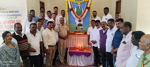 ಎಚ್.ಡಿ.ಕೋಟೆ ಪಟ್ಟಣದಲ್ಲಿ ತಾಲೂಕು ಆಡಳಿತ ವತಿಯಿಂದ ಆಯೋಜಿಸಿದ್ದ ಡಾ.ಬಾಬು ಜಗಜೀವನರಾಮ್ ಅವರ 40ನೇ ಪುಣ್ಯಸ್ಮರಣೆ ಕಾರ್ಯಕ್ರಮದಲ್ಲಿ ಬಾಬೂಜಿ ಅವರ ಭಾವಚಿತ್ರಕ್ಕೆ ಗಣ್ಯರು ಪುಷ್ಪಾರ್ಚನೆ ಮಾಡಿದರು.  ಪಿ.ನಾಗರಾಜು.  ರವಿಚಂದ್ರ, ಎಂ.ಜಿ ರಮೇಶ್,  ಚಿಕ್ಕನಾಯಕ, ಪಿ.ಸುರೇಶ್, ಶಶಿಕಲಾ ಇತರರು ಇದ್ದರು.  