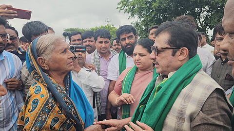 ಕೂಡ್ಲಿಗಿ ತಾಲೂಕಿನ ಮೊರಬ ಗ್ರಾಮಕ್ಕೆ ಭೇಟಿ ನೀಡಿದ ಸಚಿವ ಜಮೀರ್ ಅಹಮ್ಮದ್ ಖಾನ್  ಸ್ಥಳೀಯ ರೈತ ಮಹಿಳೆ ಶಾಂತಲಿಂಗಮ್ಮ ಜತೆ ಬೆಳೆಯ ಬಗ್ಗೆ ವಿಚಾರಿಸಿದರು.