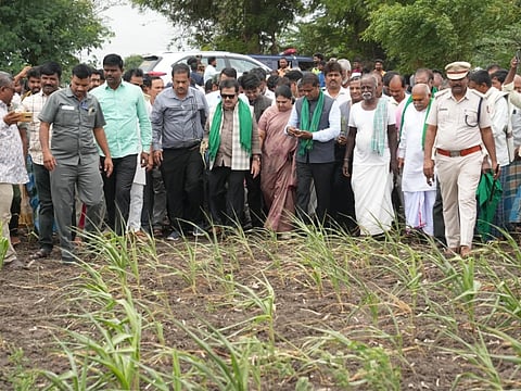 ಕೊಟ್ಟೂರು ತಾಲೂಕಿನ ಗಜಾಪುರದಲ್ಲಿ ಜಿಲ್ಲಾ ಉಸ್ತುವಾರಿ ಸಚಿವ ಜಮೀರ್ ಅಹಮದ್ ಖಾನ್ ಬರ ವೀಕ್ಷಣೆ ಮಾಡಿದರು. ಶಾಸಕರಾದ ಲತಾ ಮಲ್ಲಿಕಾರ್ಜುನ, ಕೃಷ್ಣನಾಯ್ಕ, ಜಿಲ್ಲಾಧಿಕಾರಿ ಕವಿತಾ ಎಸ್. ಮನ್ನಿಕೇರಿ, ಜಿಪಂ ಸಿಇಒ ನೋಂಗ್ಜಾಯ್ ಮೊಹಮ್ಮದ್ ಅಕ್ರಂ ಅಲಿ ಷಾ, ಎಸ್ಪಿ ಎಸ್. ಜಾಹ್ನವಿ, ಉಪವಿಭಾಗಿಯಾಧಿಕಾರಿ ವಿವೇಕಾನಂದ, ಜಿಲ್ಲಾ ಕೃಷಿ ಜಂಟಿ ನಿರ್ದೇಶಕ ಮಂಜುನಾಥ, ಉಪನಿರ್ದೇಶಕ ಕೊಳ್ಳಿ ವಾಮದೇವ, ತಹಸೀಲ್ದಾರ್ ವಿ.ಕೆ.ನೇತ್ರಾವತಿ ಇತರರಿದ್ದರು.