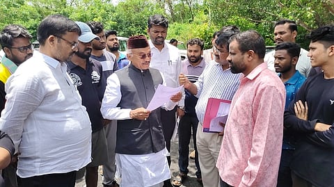 ಕನ್ನಡ ವಿವಿ ಆವರಣದಲ್ಲಿ ಶನಿವಾರ ರಾಜ್ಯ ಕೈಗಾರಿಕಾ ಮತ್ತು ಮೂಲಸೌಲಭ್ಯ ಅಭಿವೃದ್ಧಿ ನಿಗಮದ ಅಧ್ಯಕ್ಷ ಎಸ್.ಜಿ.ನಂಜಯ್ಯನಮಠಗೆ ಕುಲಸಚಿವ ಡಾ.ವಿರುಪಾಕ್ಷಿ ಪೂಜಾರಹಳ್ಳಿ ಅವರು ಮನವಿ ಸಲ್ಲಿಸಿದರು. ಉಪವಿಭಾಗಿಯಾಧಿಕಾರಿ ಪಿ.ವಿವೇಕಾನಂದ, ಪಿಡಬ್ಲ್ಯೂಡಿ ಎಇ ರವಿನಾಯ್ಕ, ಇತರರಿದ್ದರು.