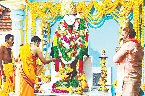 ಹಿರೀಸಾವೆ ಹೋಬಳಿಯ ಚಿಕ್ಕೋನಹಳ್ಳಿ ಗೇಟ್ ಬಳಿ ಸಾಯಿಬಾಬಾ ಮಂದಿರದಲ್ಲಿ ಬುಧವಾರ ಗುರು ಪೂರ್ಣಿಮೆ ಕಾರ್ಯಕ್ರಮ ವೈಭವದಿಂದ ನೆರವೇರಿತು. ಆಶ್ರಮದ ಶ್ರೀ ಗುರುಮೂರ್ತಿ ಗುರೂಜಿ ನೇತೃತ್ವ ವಹಿಸಿದ್ದರು. 
