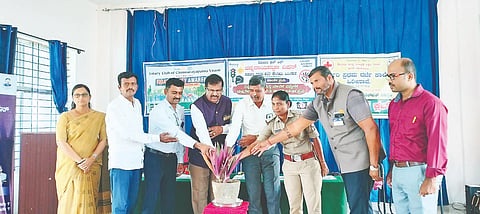 ಹಿರೀಸಾವೆ ಪಟ್ಟಣದ ಸರ್ಕಾರಿ ಪ್ರಥಮ ದರ್ಜೆ ಕಾಲೇಜಿನಲ್ಲಿ ಆಯೋಜಿಸಿದ್ದ ಜಾಗೃತಿ ಕಾರ್ಯಕ್ರಮವನ್ನು ರೋಟರಿ ಕ್ಲಬ್ ಅಧ್ಯಕ್ಷ ಎಚ್.ಎನ್. ಶಿವನಂಜೇಗೌಡ ಉದ್ಘಾಟಿಸಿದರು. ಎಸ್.ಮಂಜೇಗೌಡ, ಎಸ್, ರೂಪಾದೇವಿ ಬಿರಾದಾರ್, ಲಕ್ಷ್ಮಣ್ ಗೌಡ ಬಿ. ಎಚ್., ಎಚ್.ಎನ್. ಶಿವನಂಜೇಗೌಡ ಇತರರು ಇದ್ದರು.