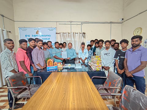 ಕಮಲಾಪುರ ಕೆರೆತಾಂಡದ ಸರ್ಕಾರಿ ಪ್ರಾಥಮಿಕ ಶಾಲೆಯಲ್ಲಿ ಎಲ್‌ಕೆಜಿ ಹಾಗೂ ಯುಕೆಜಿ ತರಗತಿಗಳನ್ನು ಪ್ರಾರಂಭಿಸುವಂತೆ ಒತ್ತಾಯಿಸಿ ಎಸ್‌ಡಿಎಂಸಿಯಿಂದ ಬಿಇಒ ಉಮಾಪತಿ ಅವರಿಗೆ ಮನವಿ ಸಲ್ಲಿಸಲಾಯಿತು. ಪ್ರಮುಖರಾದ ಕಿರಣ್, ನವೀನ್, ನಾಗರಾಜ್, ಪರಶುರಾಮ್, ಟೀಕ್ಯಾ, ರಾಜ, ಹುಲಿಗೇಶ್, ಅಭಿಷೇಕ್, ಶ್ರೀನಿವಾಸ್, ಉಮೇಶ್, ಸಚಿನ್ ಇತರರಿದ್ದರು .