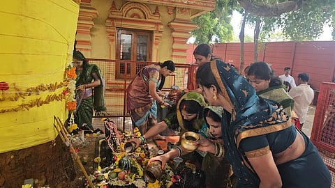 ಹೊಸಪೇಟೆ ಭಟ್ರಳ್ಳಿ ಆಂಜನೇಯ ದೇಗುಲದ ಆವರಣದಲ್ಲಿ ನಾಗರ ಮೂರ್ತಿಗಳಿಗೆ ಹಾಲೆರೆದು ಹರಿಕೆ ತೀರಿಸಿದ ಭಕ್ತರು.